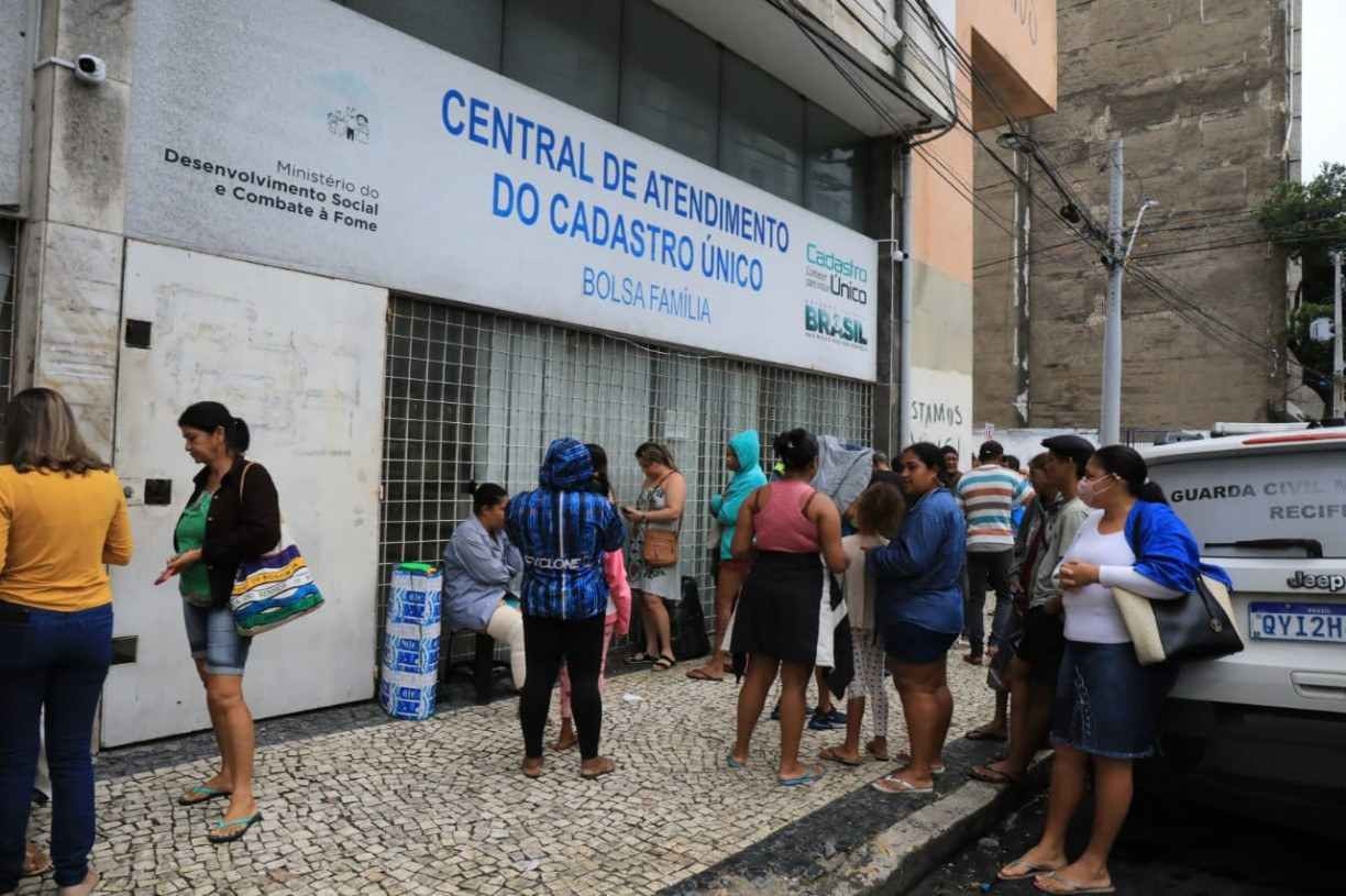 No Recife, população cobra pelo auxílio emergencial das chuvas; entenda