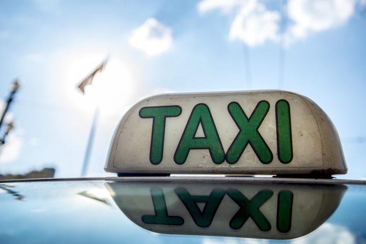 Além do AUXÍLIO de R$ 2 MIL, governo propõe LINHA DE CRÉDITO de até R$ 80 mil para os TAXISTAS