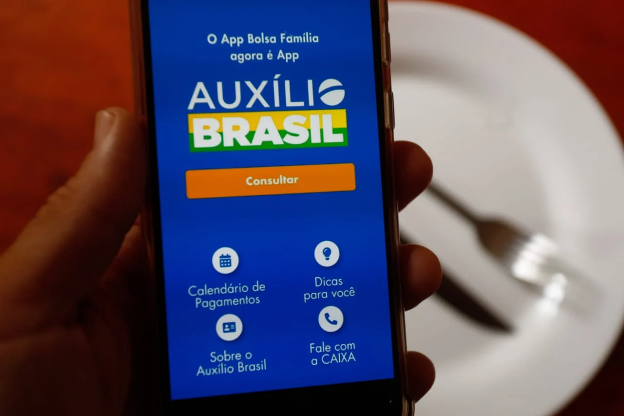 AUXÍLIO BRASIL: Governo abre vaga para 1,6 milhão de famílias; veja como se candidatar