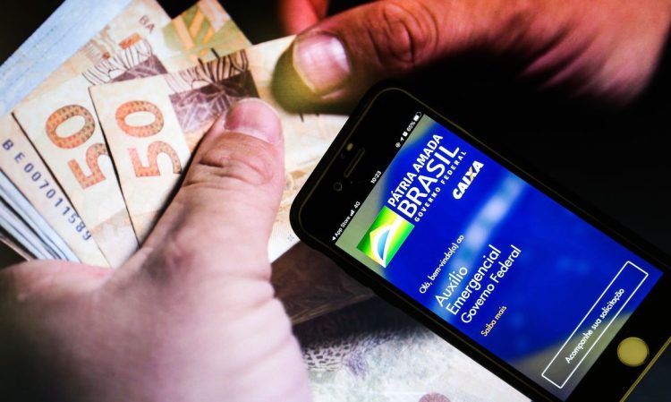 AUXÍLIO BRASIL: governo determina PRAZO MÁXIMO para saque do benefício