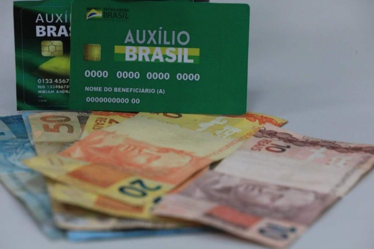CAIXA estuda REDUZIR as taxas de JUROS no crédito consignado do AUXÍLIO BRASIL