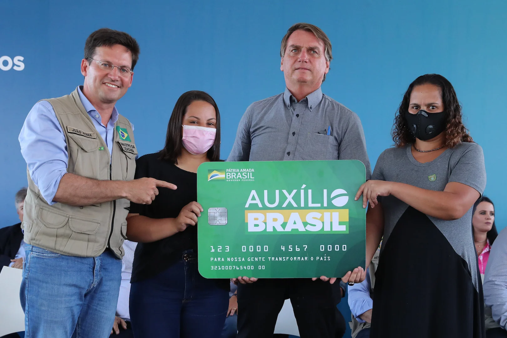 BOLSONARO é acusado de ALTERAR informações do AUXÍLIO BRASIL para se favorecer