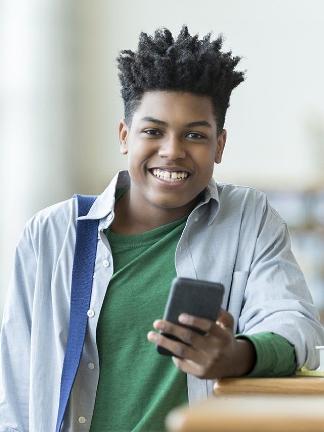 cropped-estudante-com-celular-na-escola.jpg