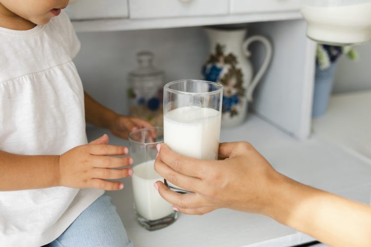 Entenda de uma vez os motivos que fizeram o LEITE ficar tão CARO