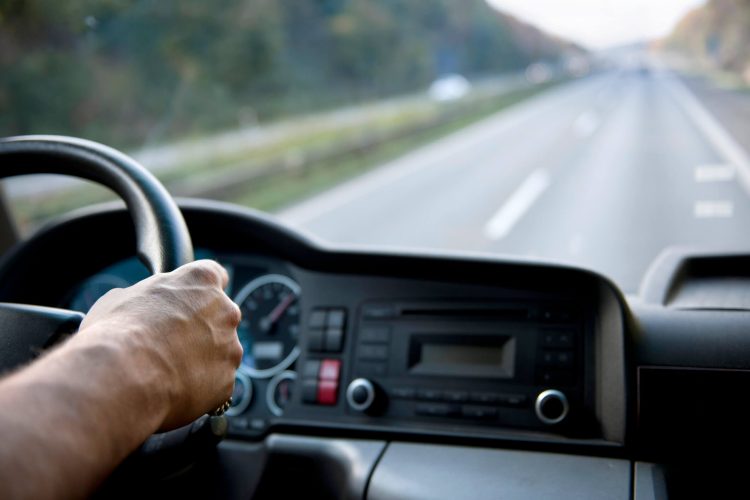 AUXÍLIO CAMINHONEIRO e TAXISTA vão se tornar permanente? Veja até QUANDO receber