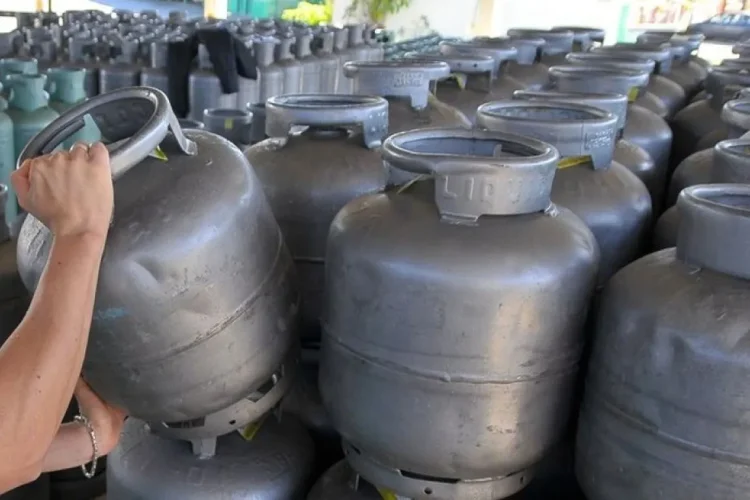 Gás de cozinha fica 4,7% mais barato. Entenda o impacto no pagamento do Vale-Gás