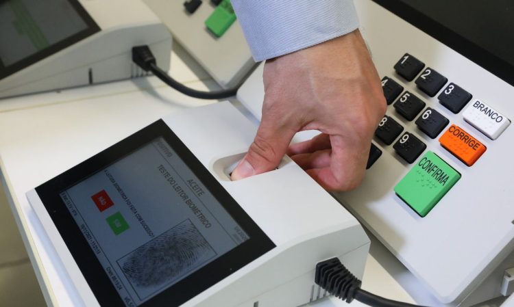 ELEIÇÕES 2022: celular, camisa do Brasil e mais. Saiba o que é PROIBIDO na hora de votar