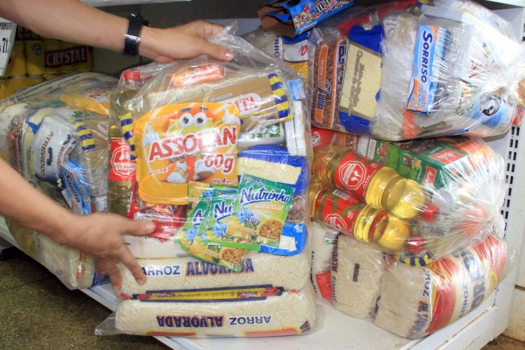 CESTA BÁSICA mais barata! Alimentos sofrem REDUÇÃO nessas 16 capitais