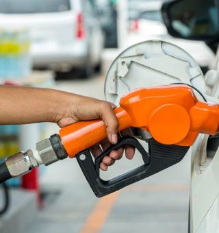 Petrobras anuncia nova REDUÇÃO nos preços da gasolina; confira novos valores