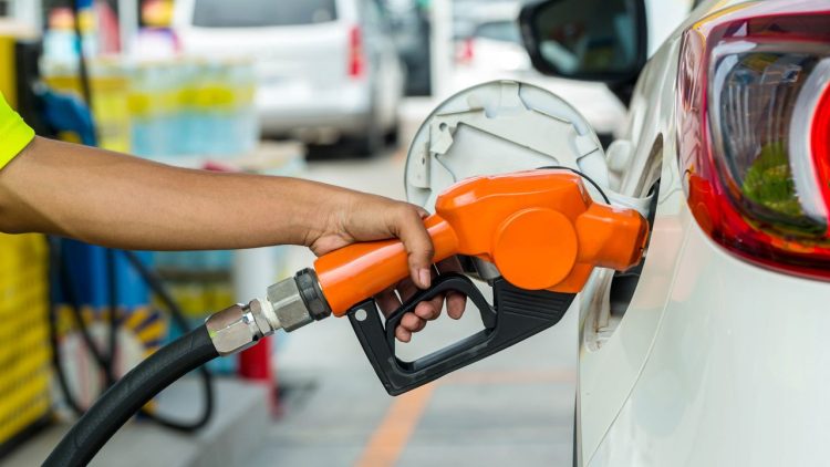 Petrobras anuncia nova REDUÇÃO nos preços da gasolina; confira novos valores