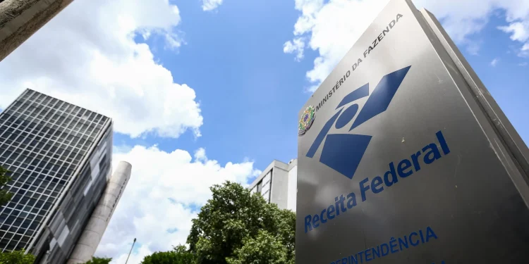 a última quinta-feira, (1º), a Receita Federal abriu um prazo para que contribuintes possam fazer a renegociação de dívidas junto ao Fisco. Ao todo, 112,5 mil pessoas estão aptas à regularização fiscal a partir de mais de R$ 1 trilhão em débitos. Segundo informações da Receita Federal, os contribuintes poderão aderir à renegociação de dívidas com direito a descontos e parcelas de até 145 meses a depender de cada caso. A iniciativa é prevista a partir da modalidade intitulada "transação tributária". Para isso, é preciso se submeter a um edital previamente publicado ou mediante propostas individuais feitas pelo devedor ou pela própria Receita Federal. Na data do dia 1º de setembro, dois editais foram publicados e edição extra do Diário Oficial da União (DOU), regulamentando a transação de créditos de pequeno valor, aqueles denominados irrecuperáveis. Quem pode renegociar as dívidas junto à Receita Federal? Mas afinal, quem pode fazer a renegociação de dívidas da Receita Federal? Conforme apurado pelo FDR, estão aptos, 100 mil contribuintes com dívidas de pequeno valor, aquelas correspondentes a 60 salários mínimos, que somam R$ 1,8 bilhão. Esta é a modalidade denominada de "transação no contencioso administrativo fiscal de pequeno valor". A categoria de renegociação de dívidas da Receita Federal é voltada a pessoas físicas, microempresas e empresas de pequeno porte. O débito poderá ser quitado com desconto e com a entrada parcela, enquanto o saldo pode ser dividido em até 52 vezes. Outros 2,5 mil contribuintes também poderão renegociar dívidas de créditos tributários irrecuperáveis que somam R$ 10 bilhões. Este débito pode ser pago com descontos, com entrada parcelada e o restante dividido em 120 vezes, podendo se estender para 145 meses a depender de cada caso. Por fim, 10 mil contribuintes com dívidas de até R$ 1 trilhão também poderão renegociar os débitos perante a Receita Federal. Essa modalidade é destinada para grandes devedores, empresas falidas, empresas em recuperação judicial ou extrajudicial e entes públicos. Também é aplicado desconto sobre a dívida e o pagamento é feito com entrada parcelada e o restante em 120 ou 145 parcelas, dependendo do tipo de contribuinte. Como solicitar a renegociação de dívidas da Receita Federal? Negociações de dívidas de pequeno valor e de créditos irrecuperáveis: Em primeiro lugar, o cidadão terá que abrir um processo digital no Portal do Centro Virtual de Atendimento (Portal e-CAC). Para acessar o site, é preciso ter uma conta gov.br em nível prata ou ouro ou gerar um código de acesso no site da Receita. Veja como aumentar o nível para 'prata' ou 'ouro' de sua conta gov.br Depois, é necessário selecionar a opção “Transação Tributária”, no campo da Área de Concentração de Serviço, disponível no site da Receita. Em seguida, o cidadão terá que clicar em “Transação por adesão no contencioso administrativo fiscal de créditos tributários irrecuperáveis” ou "Transação no contencioso administrativo fiscal de pequeno valor". A pessoa também deverá informar seus dados, débitos e selecionar uma das opções disponíveis para pagamento das dívidas. Por fim, o cidadão deverá assinar termos de acordo e ciência. O prazo se encerra em 30 de novembro. Negociações de transações tributárias individuais: Contribuinte deve abrir um processo digital no e-CAC (Portal e-CAC); Para acessar o site, é preciso ter uma conta gov.br em nível prata ou ouro ou gerar um código de acesso no site da Receita. Veja como aumentar o nível para 'prata' ou 'ouro' de sua conta gov.br Após acessar o site, é preciso selecionar a opção “Transação Tributária”; Depois, o cidadão deverá selecionar a "Proposta de transação individual apresentada pelo contribuinte de créditos tributários em contencioso administrativo fiscal"; A pessoa também deverá informar os dados e anexar toda documentação necessária. Os documentos exigidos constam no art. 50 da Portaria PGFN nº 6.757/2022; O prazo se encerra 30 de novembro.