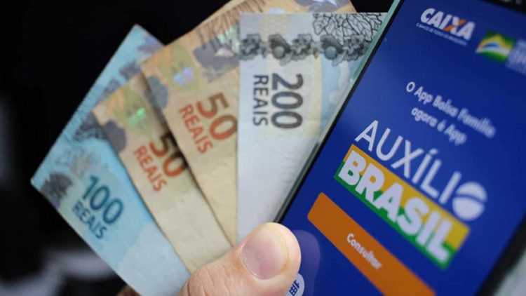 AUXÍLIO BRASIL de R$ 2,5 MIL? Entenda a proposta de REAJUSTE no benefício