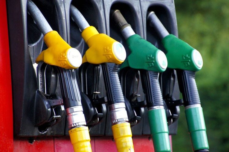 O preço da gasolina está em queda no Brasil. Na última quinta-feira, (1º), a Petrobras anunciou a quarta redução seguida no preço do combustível desde meados do mês de junho. Pela última atualização, o preço de venda nas distribuidoras teve uma baixa de 7,08%. Em um período inferior a três meses, o preço da gasolina teve uma queda de 19,2% nas refinarias. Em momento de pico, no dia 18 de junho, o combustível chegou a R$ 4,06. Esses são os valores iniciais da cadeia produtiva da gasolina. É importante destacar que, o preço da gasolina também sofre os impactos dos lucros das distribuidoras e revendedoras, não apenas dos impostos. Somente então, são estabelecidos os valores que chegam ao conhecimento dos consumidores. Os levantamentos periódicos acerca do preço nas bombas são feitos pela Agência Nacional do Petróleo, Gás Natural e Biocombustíveis (ANP), os quais também evidenciam a queda expressiva no preço da gasolina. Ao analisar os dados correspondentes aos últimos 75 dias, nota-se que o valor médio do litro vendido ao consumidor foi reduzido em 29%, passando de R$ 7,39 para R$ 5,25. A queda drástica é uma combinação entre o barateamento dos combustíveis no mercado internacional junto à redução forçada dos impostos devido à proximidade do pleito eleitoral. Isso porque, os combustíveis compõem um dos principais motores da inflação brasileira. Principais motivações para a redução no preço da gasolina Queda no petróleo O preço da gasolina sofre influência direta da queda do petróleo no mercado internacional. Entretanto, existem preocupações acerca de uma possível desaceleração do crescimento mundial, o que contribui diretamente para a queda do preço da commodity. Os contratos futuros de petróleo tiveram um recuo inferior a US$ 100 nas últimas semanas. Em 2022, o barril de petróleo tipo brent atingiu o patamar de US$ 140 em meio aos impactos da guerra na Ucrânia. Na época, a preocupação era a de que haveria um descasamento na produção e oferta. Tributação reduzida O repasse da Petrobras para as distribuidoras é apenas uma parcela do preço do combustível destinado ao consumidor final. Com a proximidade das eleições, o governo Bolsonaro aproveitou as medidas tributárias para auxiliar na redução dos preços. Neste sentido, no final do mês de junho, começou a vigorar a redução da alíquota do Imposto sobre Circulação de Mercadorias e Serviços (ICMS) incidente sobre itens essenciais, como combustíveis, gás natural, energia elétrica, comunicações e transporte coletivo. O ICMS é um imposto estadual, compõe o preço da maioria dos produtos vendidos no país e é responsável pela maior parte dos tributos arrecadados pelos estados. Essa mesma legislação também foi responsável por zerar as alíquotas dos tributos federais incidentes sobre a gasolina que, em junho, representavam cerca de 10% do preço do combustível vendido ao consumidor, segundo dados da Petrobras. No entendimento da economista do Instituto de Ensino e Pesquisa (Insper), Juliana Inhasz, o Governo Federal tem tentado, indiretamente, alterar o preço da gasolina. "Tem influência nas tentativas de fazer a Petrobras reduzir o preço além da queda do petróleo, como, por exemplo, a redução de tributos que não se justifica economicamente através da análise fiscal", ponderou. Expectativas para o preço da gasolina no futuro A expectativa é que o preço do litro da gasolina se estabilize ou até continue apresentando quedas por mais algum tempo. A perspectiva de especialistas é de que não ocorram novos aumentos no preço da gasolina até o final de 2022. "É possível que a gasolina se mantenha nos patamares atuais ou até caia um pouco mais no decorrer de 2022", disse o líder de análise da Warren Investimentos, Frederico Nobre. Para André Braz, economista da Fundação Getúlio Vargas, a escalada de preço dos combustíveis dependerá do ritmo da economia mundial. Ele destacou que o mundo vive um período de inflação em alta, instigando os bancos a elevar as taxas de juros para conter a alta de preços.