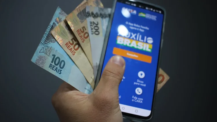 AUXÍLIO BRASIL pode mudar de nome e VALOR no próximo ano. Entenda os motivos