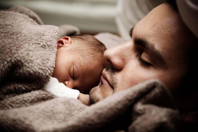 SALÁRIO MATERNIDADE para homens? Entenda as regras de concessão do BENEFÍCIO