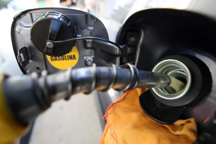 ELEIÇÕES 2022: Bolsonaro promete bloqueio no preço dos combustíveis