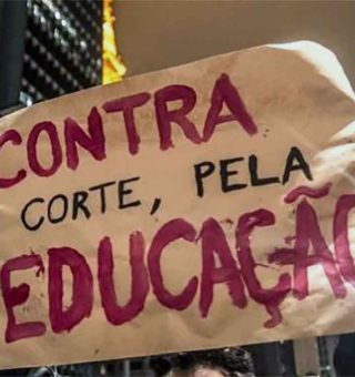 O que Bolsonaro fez com as UNIVERSIDADES? Entenda como o corte orçamentário afeta SUA vida