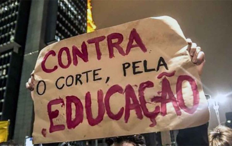 O que Bolsonaro fez com as UNIVERSIDADES? Entenda como o corte orçamentário afeta SUA vida