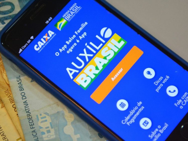 O 13º salário do AUXÍLIO BRASIL está confirmado? Entenda a promessa eleitoral de Bolsonaro