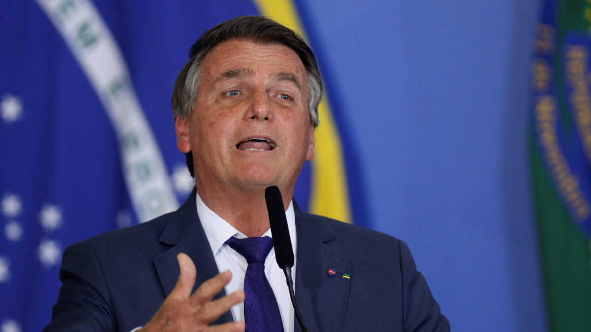 Bolsonaro é acusado de gerar rombo de R$ 10 bi para financiar o AUXÍLIO BRASIL durante a campanha eleitoral