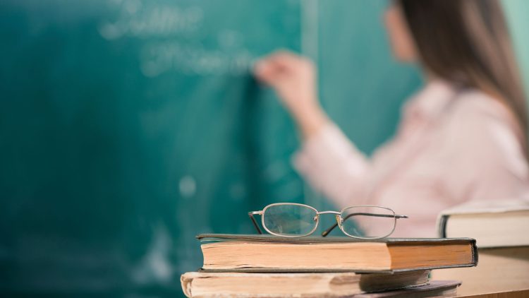 "CEFET-MG abre seleção para Professor em Belo Horizonte; renumeração chega a R$ 8.340,33 "