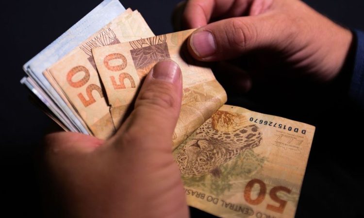 Novo salário mínimo é SANCIONADO; veja como fazer o reajuste no e-Social doméstico