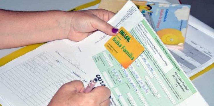 Cadastro no Bolsa Família será revisto. Entenda o que será analisado