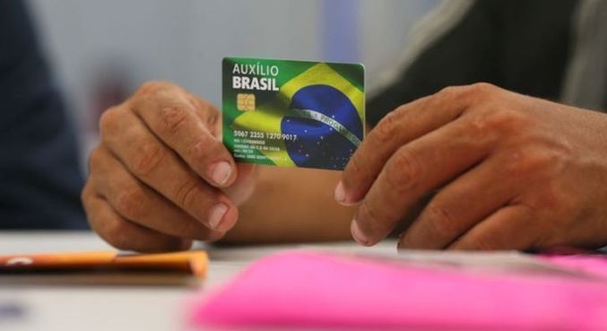 Auxílio Brasil mantido? Entenda o calendário de pagamento que circula na internet