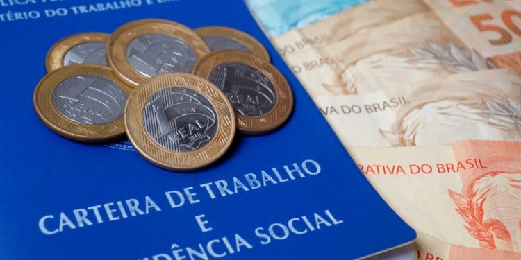 Segunda parcela do 13º salário deve ser paga nesta semana. Saiba até quando receber