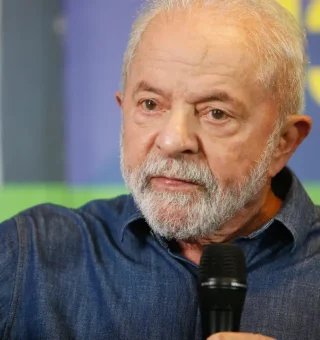 Lula SUSPENDE o nome Auxílio Brasil criando nova campanha para o Bolsa Família
