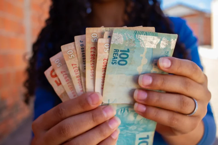 Auxílio Mãe Solteira será pago no governo Lula? Veja as regras e qual o valor