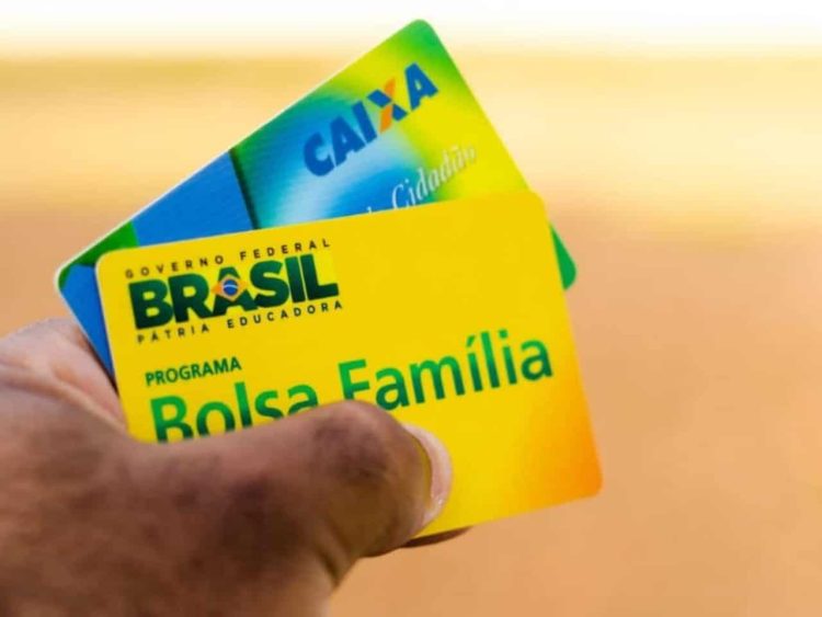 Quem mora sozinho pode receber o Bolsa Família? Entenda as regras para esse grupo