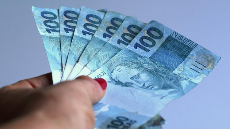 Novo valor do salário mínimo passa a valer a partir deste domingo. Entenda o que muda