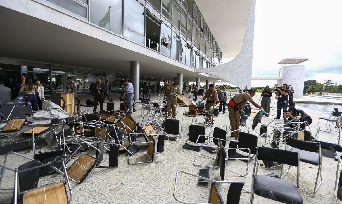 Móveis e janelas danificadas no Palácio do Planalto.