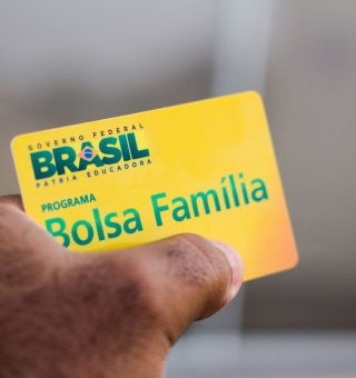 Novo grupo recebe o Bolsa Família nesta quinta-feira; acompanhe o calendário