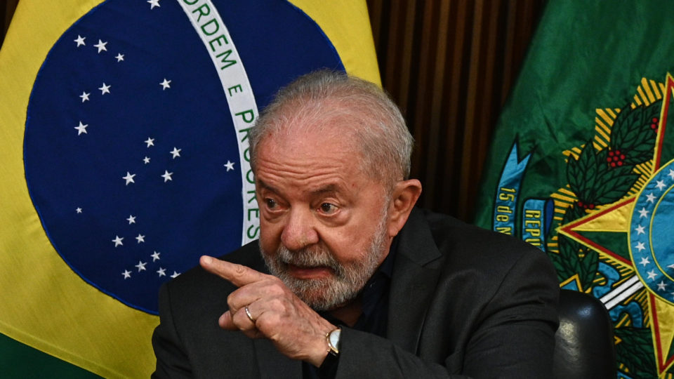 BRA50. BRASÍLIA (BRASIL), 09/01/2023.- El Presidente de Brasil, Luiz Inacio Lula da Silva, participa de una reunión con gobernadores hoy, en el Palacio de Planalto, en Brasília (Brasil) Lula da Silva dijo este lunes a los 27 gobernadores que los invasores "golpistas" que depredaron el domingo las sedes de los tres poderes no tenían ningún tipo de agenda negociadora o de reivindicaciones. EFE/ André Borges