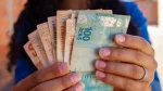Auxílio mãe solteira paga sua primeira parcela de R$ 1.200 em março; veja como receber