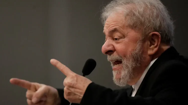 Durante pronunciamento na última quarta-feira, 1, o presidente da República, Luiz Inácio Lula da Silva, criticou a forma como os trabalhadores de aplicativo são tratados pelas próprias plataformas. Segundo elas, este formato de prestação de serviços é explorado como jamais visto na história. O ataque aconteceu em meio a tratativas do Governo Federal visando implementar uma legislação que fosse capaz de regulamentar as atividades dos trabalhadores de aplicativo. De acordo com o petista, é responsabilidade dos sindicatos atuarem nesta frente para estabelecer um novo vínculo trabalhista. Lula afirmou que os trabalhadores de aplicativo são intencionalmente mal remunerados enquanto são excluídos do regime legislativo que pode lhes conceder direitos trabalhistas. Lula ainda acrescentou que as formas de trabalho atuais dificultam a organização dos trabalhadores e a atuação dos sindicatos, uma vez que há uma descentralização da atuação dos profissionais. "Aqui no Brasil temos uma imensa maioria de trabalhadores que são trabalhadores intermitentes, temporários, que não conhecem o seu empregador, que sequer tem onde reclamar quando alguma desgraça acontece na vida do trabalhador", afirmou Trabalhadores de aplicativo serão atendidos pela lei O Governo Federal deve apresentar uma proposta de regulamentação do trabalho por aplicativo até o fim deste semestre. A informação foi divulgada nesta quarta-feira, 1, pelo ministro do Trabalho e Previdência, Luiz Marinho. Segundo ele, a pasta tem ouvido representantes dos próprios trabalhadores e das plataformas, especialistas e estudado a legislação de outros países para chegar a um consenso sobre uma proposta que assegure direitos à categoria. "[Estamos] ouvindo e experimentando várias experiências espalhadas mundo afora", afirmou o ministro durante discurso em evento com entidades sindicais internacionais, no Palácio do Planalto. O ministro evitou entrar em detalhes, mas explicou que a ideia é construir um modelo de contrato que não crie um vínculo empregatício como o previsto na Consolidação das Leis Trabalhistas (CLT). Caso possam contribuir para o Instituto Nacional do Seguro Social (INSS), com eventual contrapartida das empresas, por exemplo, os trabalhadores de aplicativo podem ter direito à aposentadoria, pensão por morte, auxílio invalidez, entre outros benefícios previdenciários. Ainda não há definição do formato que será regulamentada a proposta. O governo ainda avalia se editará uma Medida Provisória (MP) ou apresentará um projeto de lei. Nos dois casos, a iniciativa precisa passar pelo Congresso Nacional, com a diferença de que uma MP tem tramitação mais rápida e validade imediata por até 180 dias até ser aprovada.