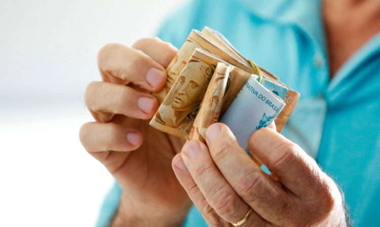 Atualização do salário mínimo traz IMPORTANTES mudanças no bolso dos brasileiros