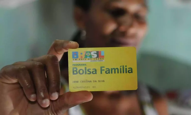 Titular do Bolsa Família que mora sozinho é surpreendido com recado do governo
