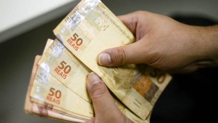 BOA NOTÍCIA! 13º salário será antecipado para nova lista de brasileiros; Veja quem recebe