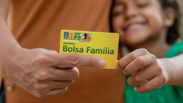 Bolsa Família pago a pais e mães solteiros? Confira as regras de elegibilidade do programa