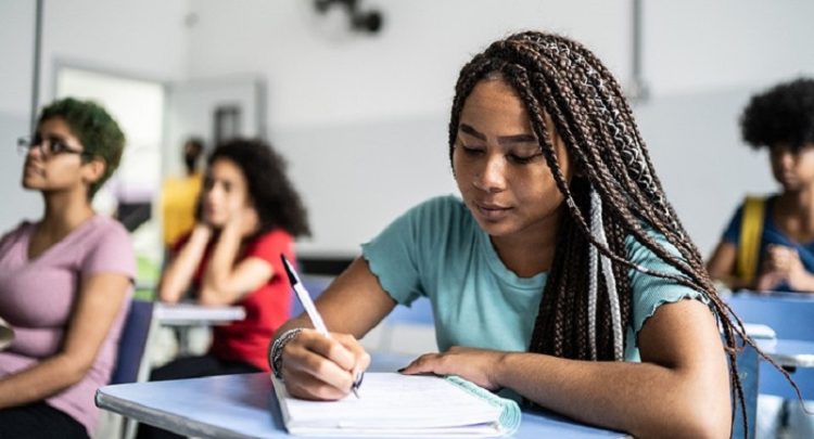 Aprovação do Novo Ensino Médio muda pagamentos de R$ 200 do Pé-de-Meia? Entenda alterações