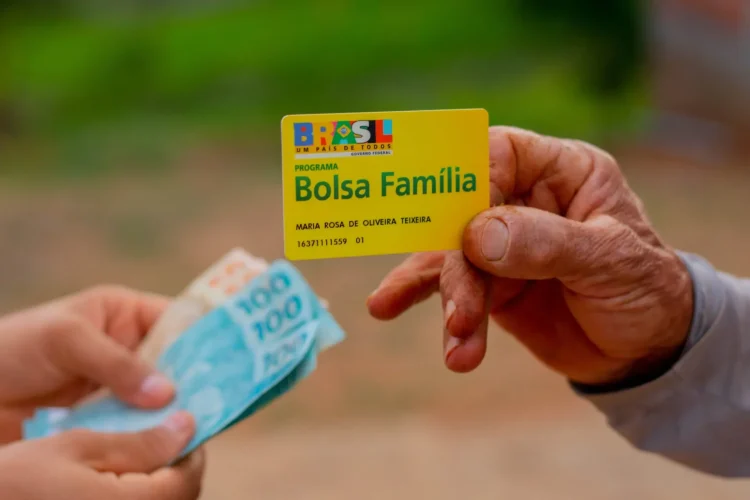 Consulta ao pagamento do Bolsa Família pode ser feita pelo celular; saiba como