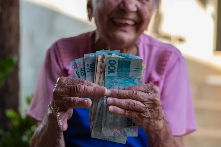 Mulheres com 59 anos e 6 meses são contempladas com benefício no INSS