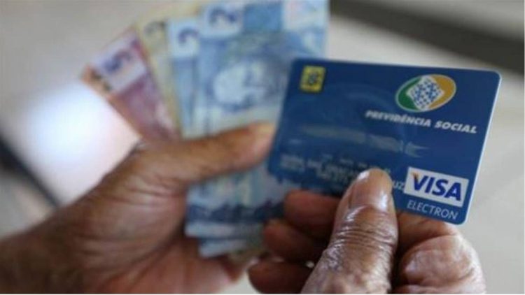 Prazo LIMITADO? Titular do INSS deve ficar atento até quando RETIRAR o seu 13º salário