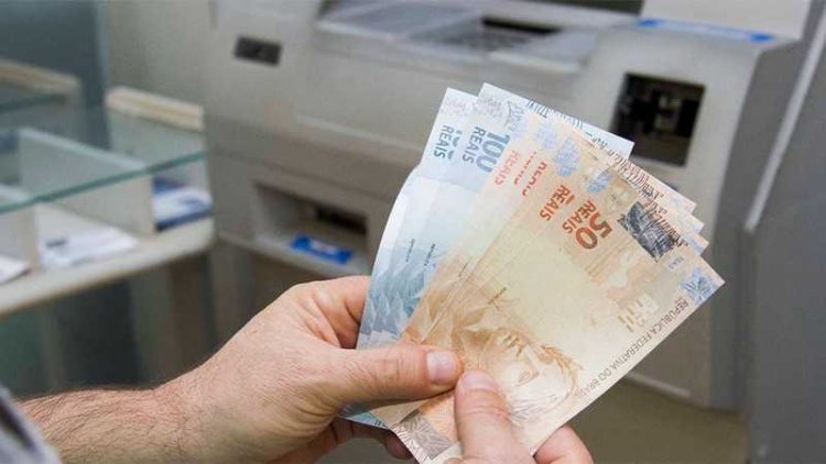 ANTECIPAÇÃO do 13º salário do INSS pode gerar DÍVIDAS para os aposentados