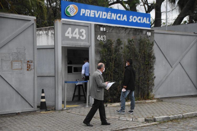 Regras de CONTRIBUIÇÃO deixam incertezas para quem vai solicitar a aposentadoria