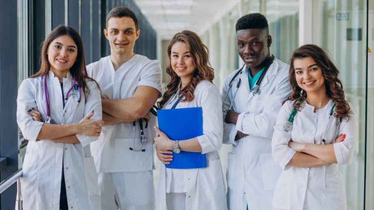 Mais Médicos abre vagas com bolsa de R$ 10 mil; inscrições terminam neste domingo (22