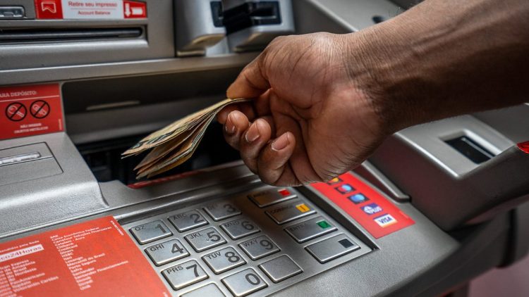 Mudança: feriado desta quinta-feira (1) altera funcionamento dos bancos